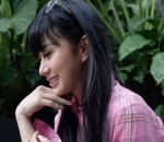 Senyum unjuk gigi Denise