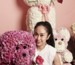 Senyum adem Denise saat dengan beruang dari rangkaian bunga