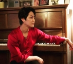 Kim Bum dalam balutan pakaian merah