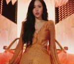 Mina seolah ingin menarik hati para fans