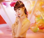 Momo terlihat <i>cute</i> menggambarkan tanda cinta