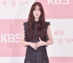 Dress aksen renda dipadukan dengan ankle boots heels 