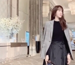 Lee  Ji Ah tampil dengan rok button up