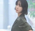 Tampil dengan outfit yang didominasi hitam dan makeup bold