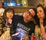 Gofar terlihat akrab duduk berdekatan dengan Dinar Candy