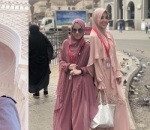 Keduanya tampak adem saat mengenakan hijab