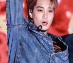Kai memiliki kesan kece dengan tampilan kasual menggunakan <i>crop top</i>