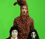 Lee Kwang Soo memakai kostum jerapah