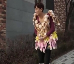 Lee Kwang Soo Memakai kostum monyet dari apartemen