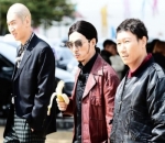 Lee Kwang Soo tampil ala gangster botak