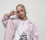 Foto keren Hyunjin dengan gaya peace