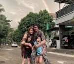 Potret Anji dan keluarga tampak adem saat foto bersama di depan rumah