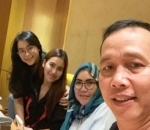Ayah Rozak berselfie dengan Ayu ting ting dan keluarga