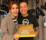  Kebersamaan Ayu Ting Ting dan ayahnya saat ulang tahun