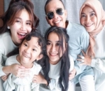 Potret keluarga bahagia Ayu ting ting