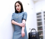 <i>Dress</i> dengan gradasi warna gelap 