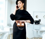  <i>Dress</i> gelap dikombinasi ikat pinggang terang
