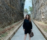 OOTD serba hitam saat mengabadikan momen liburan