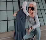 Dinda dan <i>baby bump</i>nya saat jalan-jalan dengan Rey