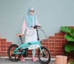 Ghaida terlihat <i>epic</i> saat berfoto dengan sepeda