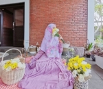 Ghaida dan Bunga di sekelilingnya sama cantiknya