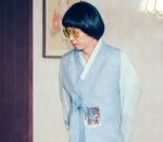 Kali ini, Yoo Jae Seok menggunakan pakaian tradisional