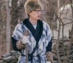 Yoo Jae Seok dengan baju berbulunya