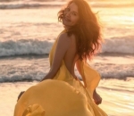 Mengenakan <i>dress</i> kuning di pantai