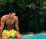 Pamer <i>Sixpack</i> Saat Bersantai di Kolam Renang