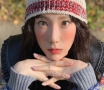 Tatapan Mata Tae Yeon yang Tajam