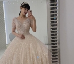 Hyunjoo Anggun dalam balutan <i>dress</i> mewah