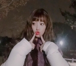 Hyunjoo dengan rambut panjang  tampak sangat manis