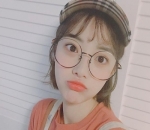 Hyunjoo kenakan kacamata justru tambah imut
