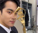 Byeong Gyu Tampil menawan dengan setelan jas