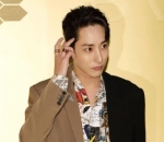 Lee Soo Hyuk Tampil dengan Jas Dua Warna