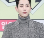 Nuansa Abu-abu, Membuat Lee Soo Hyuk Tampak Muda