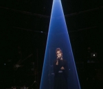 Rossa Makin Cantik di Bawah <i>Spotlight</i> Biru