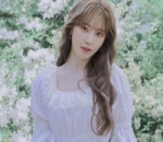 Sakura Tampil dengan Balutan <i>Dress</i> Putih