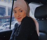 Gaya Nathalie Holscher Pakai Atasan Hitam dan Hijab Persegi