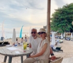 Santai di Kafe Dekat Pantai