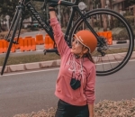 Citra Angkat Sepeda Pakai Satu Tangan