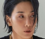 Kalung rantai emas Kim Seo Hyung curi perhatian
