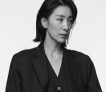Pose keren Kim Seo Hyung dalam balutan jas hitam