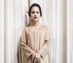 Artis memakai busana karyanya