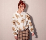 <i>Mini skirt</i> tantan dan <i>sweater oversized</i>