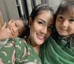 Senyum nindy bareng anak-anak