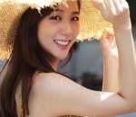 Visual elok Jisoo dalam balutan baju musim panas