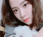 Jisoo Nampak kalem dan menggemaskan 