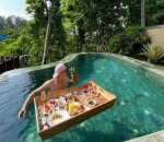 Outfit Ketika Bersantai Di Kolam Renang