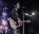 Hebat dalam membawakan lagu